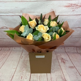 peach-roses-handtie-gift-bouquet-aqua-flowers-deliverd-strood-rochester-medway-kent