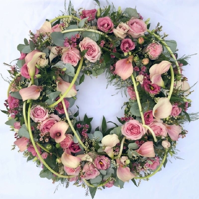 rose-calla-lily-funeral-wreath-ring-circle-of-life-flowers-tribute-delivery-strood-rochester-medway-kent