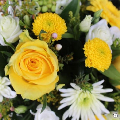 yellow-white-double-ended-open-ended-spray-funeral-flowers-tribute-delivered-strood-rochester-medway-kent