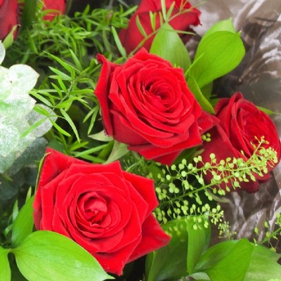 12-dozen-red-roses-romantic-handtie-bouquet-flowers-delivery-strood-rochester-medway-kent