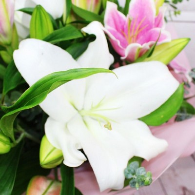 white-pink-lilies-handtie-bouquet-flowers-delivered-strood-rochester-medway