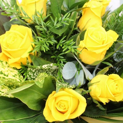 12-dozen-yellow-roses-handtie-bouquet-flowers-delivery-strood-rochester-medway-kent