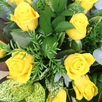 12-dozen-yellow-roses-handtie-bouquet-flowers-delivery-strood-rochester-medway-kent