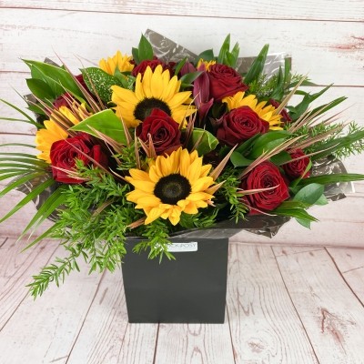 dozen-12-red-roses-sunflowers-bouquet-delieverd-strood-rochester-medway