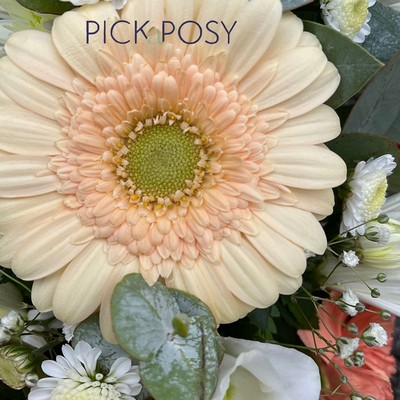 peach-orange-white-wreath-ring-circle-of-life-funeral-flowers-tribute-deliveerd-strood-rochester-medway-kent