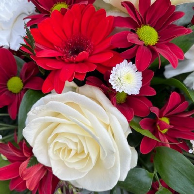 red-white-single-ended-spray-funeral-flowers-tribute-delivered-strood-rochester-medway