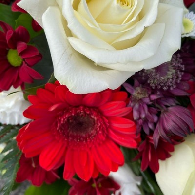 red-white-single-ended-spray-funeral-flowers-tribute-delivered-strood-rochester-medway