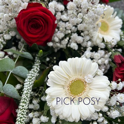 red-white-tied-sheaf-bunch-flowers-funeral-tribute-wreath-delivered-strood-rochester-medway-kent