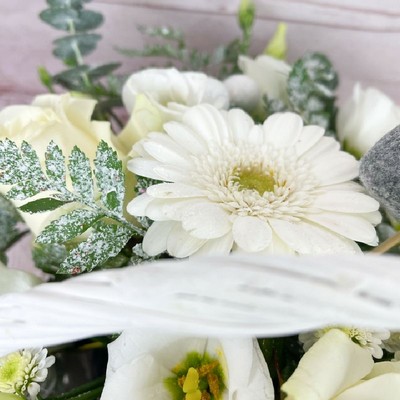 winter-wonderland-basket-christmas-christmasy-flowers-florist-delivery-strood-rochester-medway-kent