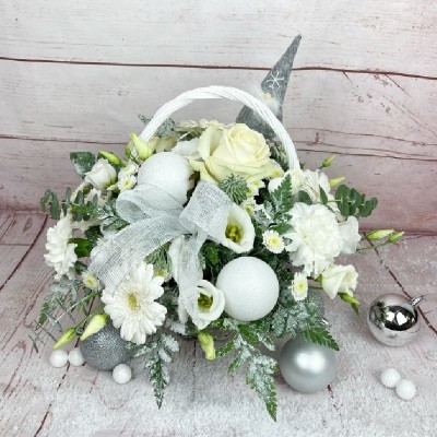 winter-wonderland-basket-christmas-christmasy-flowers-florist-delivery-strood-rochester-medway-kent