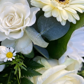white-cream-single-ended-funeral-flowers-tribute-delivered-strood-rochester-medway