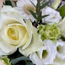 alabaster-pure-white-ivory-gift-basket-flowers-delivered-strood-rochester-medway