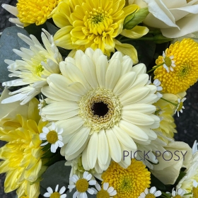 cream-white-yellow-ring-wreath-circle-of-life-funeral-flowers-delivered-strood-rochester-medway-kent